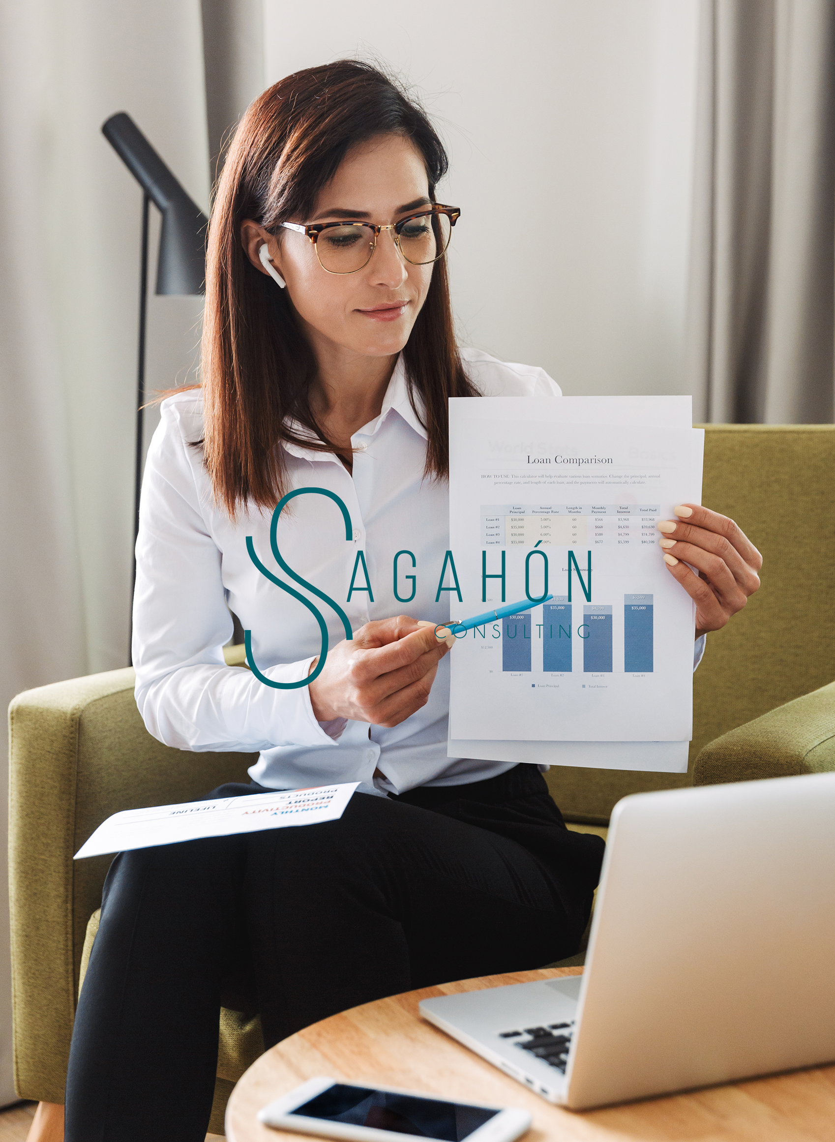 asombrosa-mujer-negocios-joven-hermosa-concentrada-ropa-formal-interior-casa-hablando-usando-computadora-portatil-auriculares-mostrando-graficos asombrosa-mujer-negocios-joven-hermosa-concentrada-ropa-formal-interior-casa-hablando-usando-computadora-portatil-auriculares-mostrando-graficos